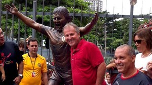 ACOMPANHE: Zico ganha estátua no Flamengo na festa de seus 60 anos (André Durão / Globoesporte.com)