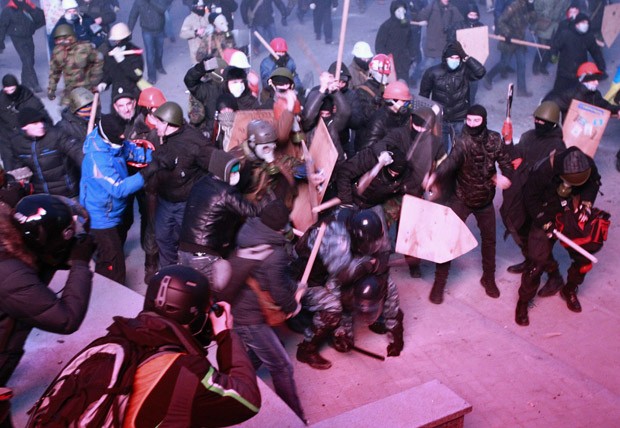 Policiais e manifestante entram em confronto próximo ao Parlamento (Foto: Gleb Garanich/Reuters)