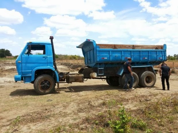 Após o acidente na zona rural de Apodi, motorista do caminhão abandonou o veículo e fugiu (Foto: George Wagner)