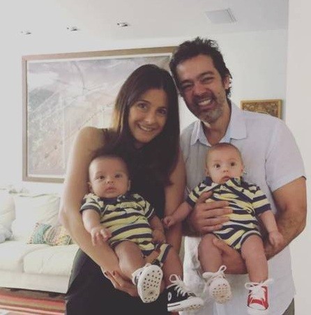 O ator com a mulher, Joana Jabace, e os gêmeos José e Francisco: " (Foto: Reprodução/ Instagram)