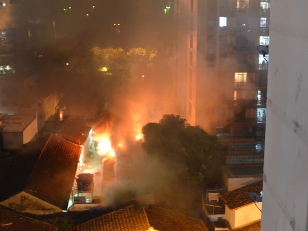 Polícia investiga causas do incêndio (Foto: Rodrigo Padula de Oliveira / VC no G1)