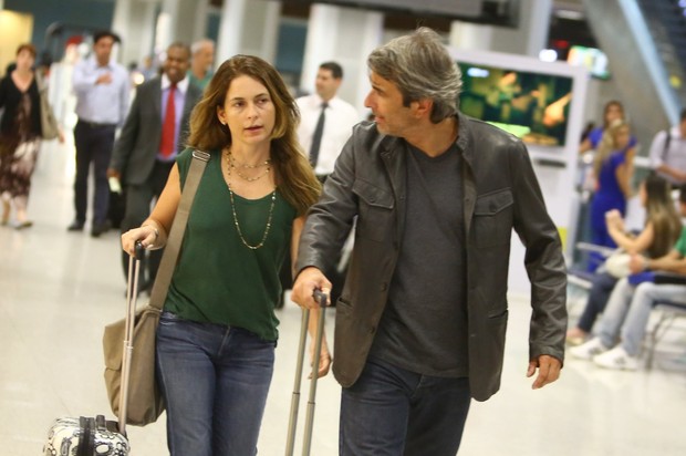 Cláudia Abreu e o marido embarcam no aeroporto Santos Dumont (Foto: Marcellos Sá Barreto/ Ag.News) Cláudia Abreu e o marido embarcam no aeroporto Santos Dumont (Foto: Marcellos Sá Barreto/ Ag.News)