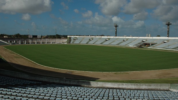 Estádio Almeidão, reforma do gramado (Foto: Lucas Barros)