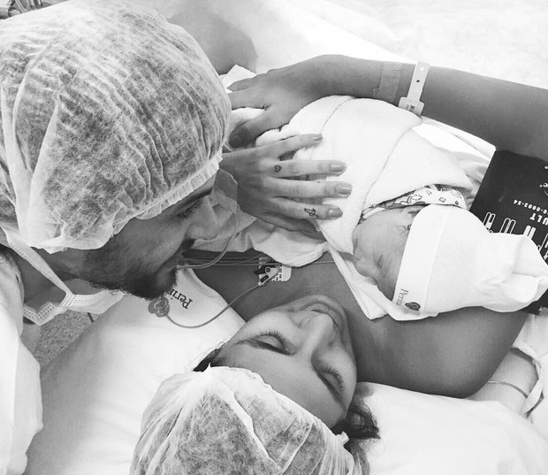 Carol Ramiro posa com Jesus Luz e a filha recém-nascida (Foto: Reprodução / Instagram)