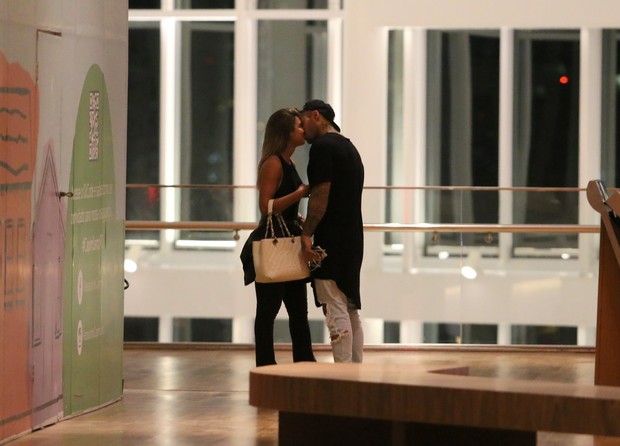 Lucas Lucco beija loira (Foto: Fabio Moreno/AgNews)