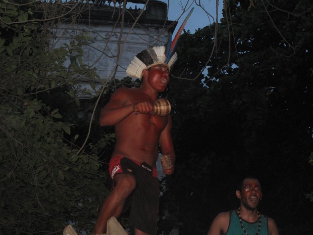 Índio comemora saída da PM do Museu do Índio, na Zona Norte do Rio de Janeiro (Foto: Priscilla Souza/G1)