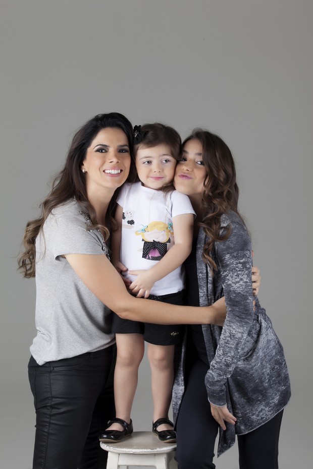 Mariana Leão com as filhas Laura e Luísa (Foto: Fernanda Simão / Divulgação)