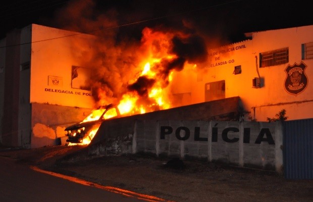 Carro da Polícia Civil foi incendiado na madrugada de domingo (25) niquelândia Goiás (Foto: Reprodução/ TV Anhanguera)