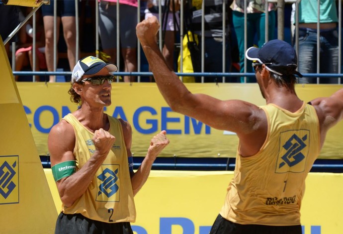 Brasiliense Bruno Schmidt é eleito o melhor jogador de vôlei de praia da  temporada em 2015