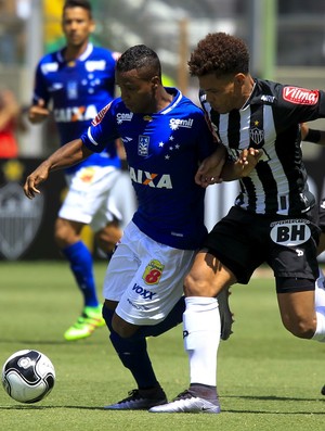 Élber, Júnior Urso, Atlético-MG x Cruzeiro (Foto: Washington Alves/ Lightpress)