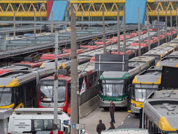 Paralisação de motoristas e cobradores de ônibus, na manhã desta terça-feira (12), no Terminal Dom Pedro II, em São Paulo (Foto: Paulo Lopes/Futura Press/Estadão Conteúdo)