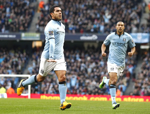 Tevez comemroa gol do Manchester City contra o Watford, AP (Foto: Agência AP)