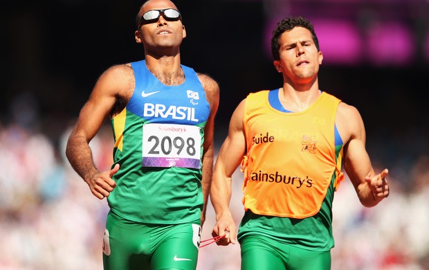 Daniel Silva e o guia Heitor de Oliveira durante a final dos 200m T11 nesta terça-feira (Foto: Getty Images) Daniel Silva e o guia Heitor de Oliveira durante a final dos 200m T11 nesta terça-feira (Foto: Getty Images)