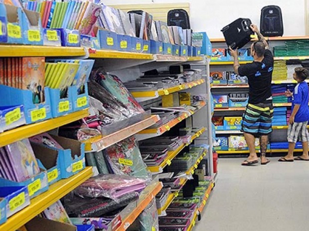 Pai e filho escolhem material escolar em papelaria do Distrito Federal (Foto: Toninho Tavares/Agência Brasília )