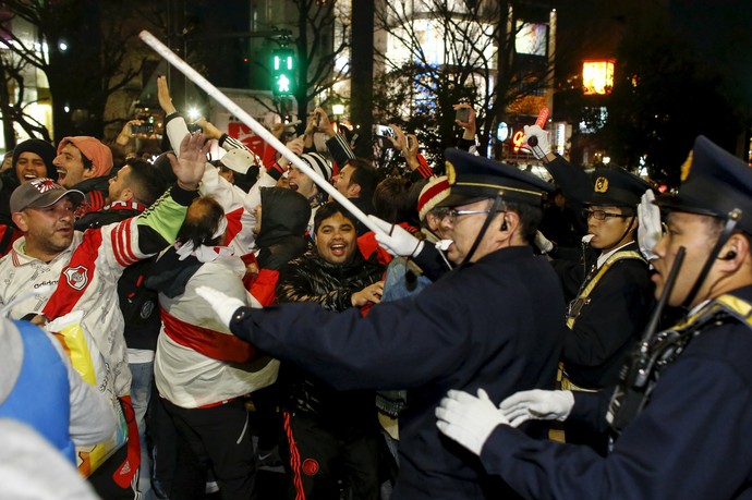 Torcida do River Plate polícia Tóqui Japão (Foto: Reuters) Torcida do River Plate polícia Tóqui Japão (Foto: Reuters)