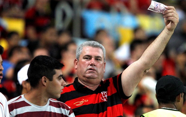 Torcida Flamengo contra o Vitória (Foto: Bruno Gonzales / Agência o globo)