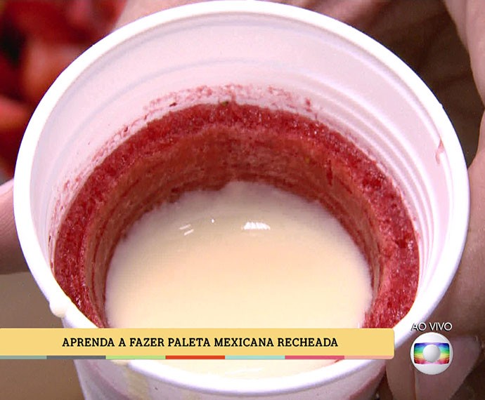 Picolé de morango leva recheio de leite condensado (Foto: TV Globo)