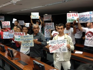 Manifestantes favoráveis a Marco Feliciano prestam apoio ao deputado no plenário da comissão (Foto: Fabiano Costa/G1)