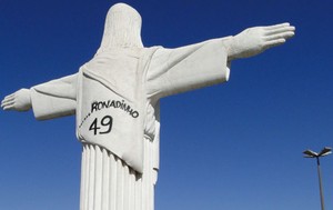 Cristo Redentor, em BH, é pichado com o nome de R49 (Foto: Alex Araújo / G1/MG)