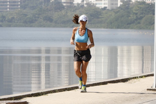 Cynthia Howllet corre na Lagoa (Foto: Gil Rodrigues / Foto Rio News)