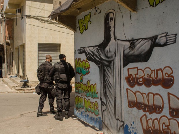 Policiais do Bope fazem incursões na Maré, no Rio