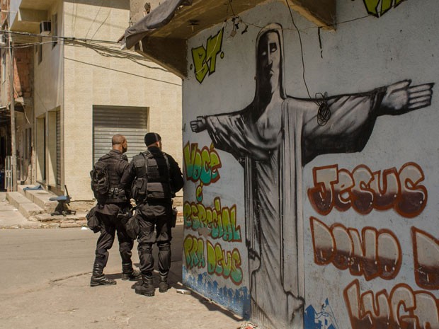 Policiais do Bope fazem incursões na comunidade Parque União, parte do Complexo da Maré, no Rio, neste sábado (29). Cerca de mil homens de batalhões especializados da Polícia Militar ocuparão no domingo todas as favelas do conjunto. Os policiais terão o a (Foto: Maurício Fidalgo/FuturaPress/Estadão Contúdo )