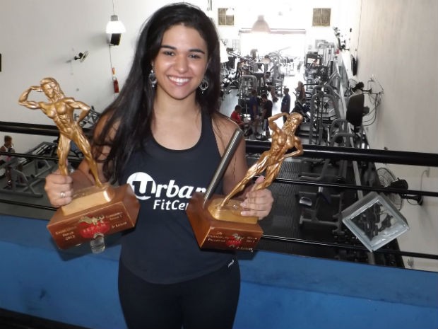Natália exibe troféus conquistados no fisiculturismo (Foto: Renata Marconi/G1) Natália exibe troféus conquistados no fisiculturismo (Foto: Renata Marconi/G1)