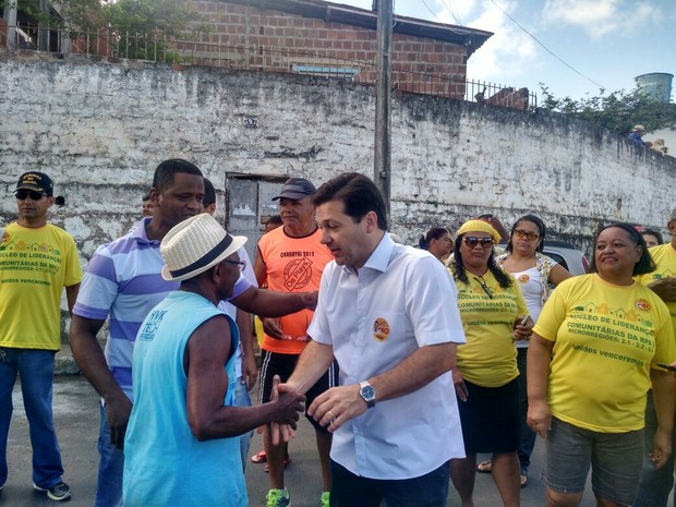 Geraldo Julio fez caminhada com militantes no bairro de Água Fria (Foto: Penélope Araújo/G1)