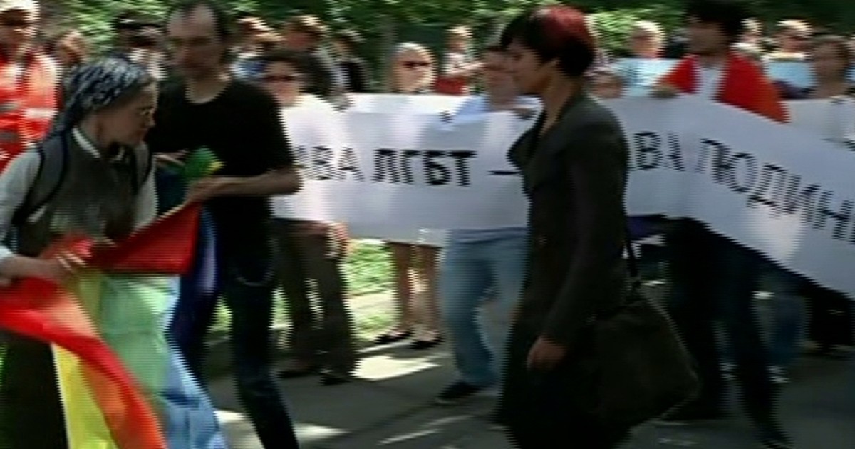 G Manifestantes Tentam Interromper Parada Gay Na Ucr Nia Not Cias Em Mundo