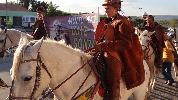 Vaqueiros celebram Luiz Gonzaga com missa cavalgada em Exu (Luna Markman/G1)