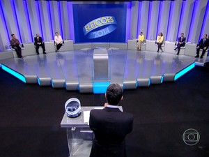 Candidatos aguardam o inicio do debate no estúdio (Foto: Reprodução/TV Globo)