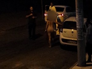 Mulher nua faz escândalo em rua e incomoda moradores em Goiânia, Goiás (Foto: Reprodução/TV Anhanguera)