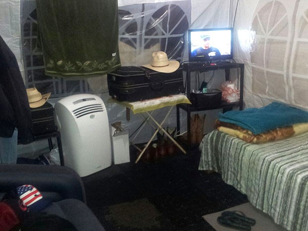 Quarto no camping de Teodoro tem at ar-condicionado para dar mais conforto ao ambiente (Foto: Amanda Pioli/G1)