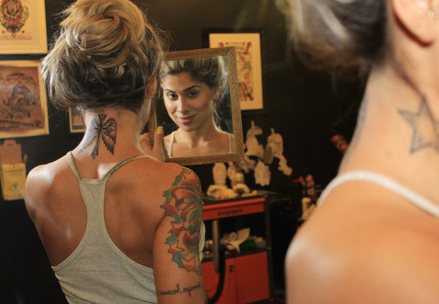 Ex-BBB Vanessa Mesquita faz nova tatuagem (Foto: Celso Tavares / EGO)