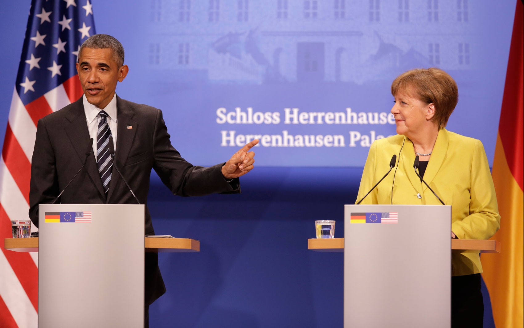 O presidente dos EUA, Barack Obama, e a primeira-ministra alemã, Angela Merkel, participam de coletiva de imprensa conjunta em Hannover, na Alemanha, no domingo (24) (Foto: AP Photo/Markus Schreiber)