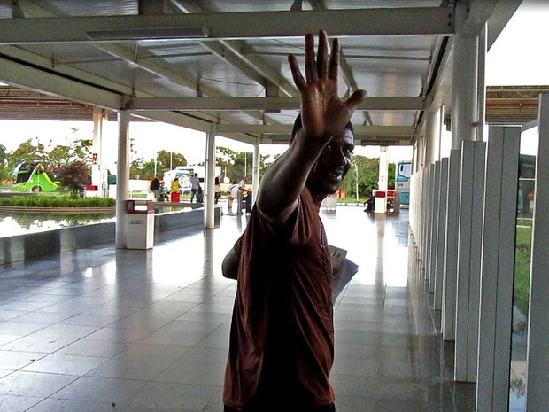 O faxineiro Francisco Magalhes de Souza, que passou dois anos e quatro meses preso por engano, embarcando em Braslia para MG (Foto: Alexandre Bastos/G1)