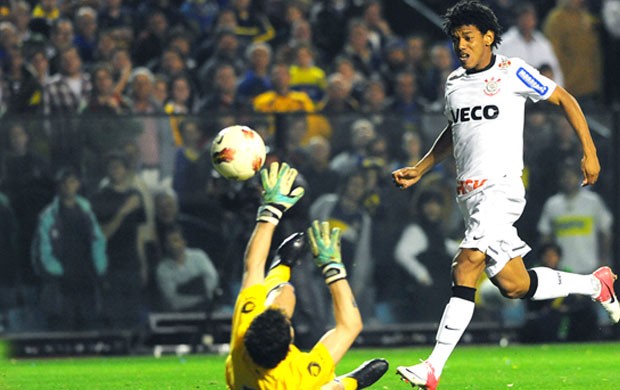 Romarinho marca gol do Corinthians contra o Boca Juniors (Foto: Marcos Ribolli / Globoesporte.com)