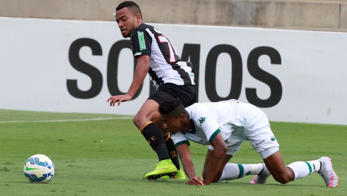 Goiás x Figueirense no Serra Dourada (Foto: Ag. Estado) Goiás x Figueirense no Serra Dourada (Foto: Ag. Estado)