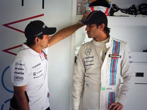 Felipe Massa conversa com Felipe Nasr no treino livre para o GP do Bahrein (Foto: Divulgação)