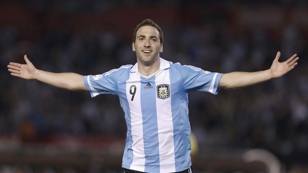 Higuain comemora gol Argentina sobre Venezuela (Foto: AP)