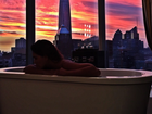 Mariana Rios posta foto dentro de banheira em cenário cinematográfico
