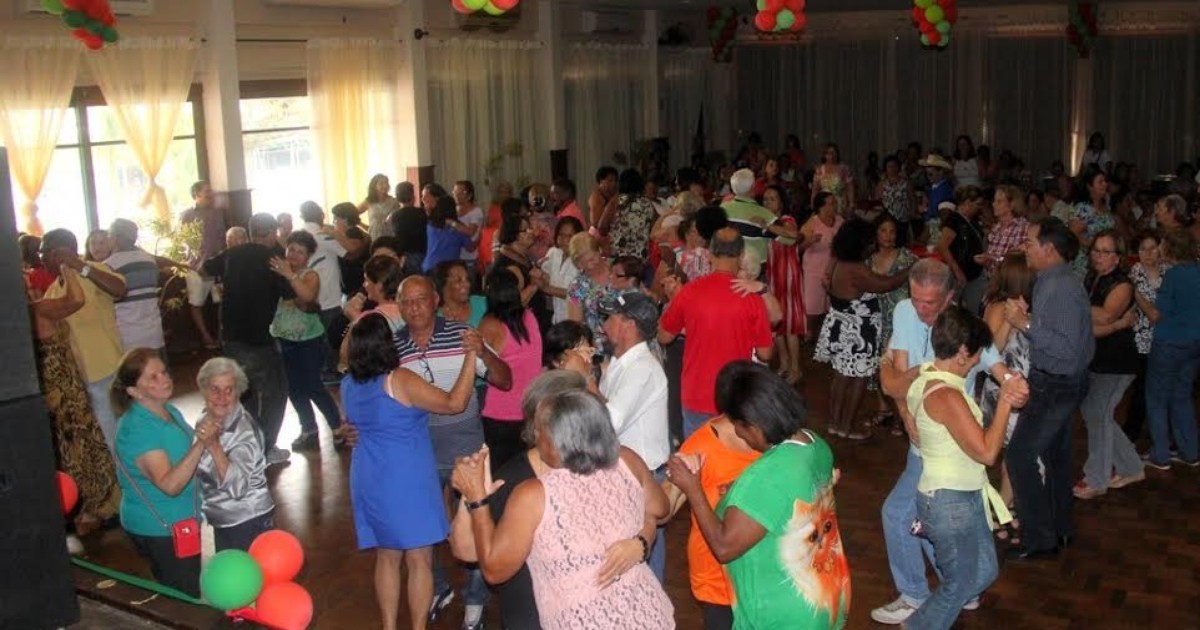 Idosos se divertem em 'Baile da Terceira Idade' em Teresópolis, no RJ - Globo.com