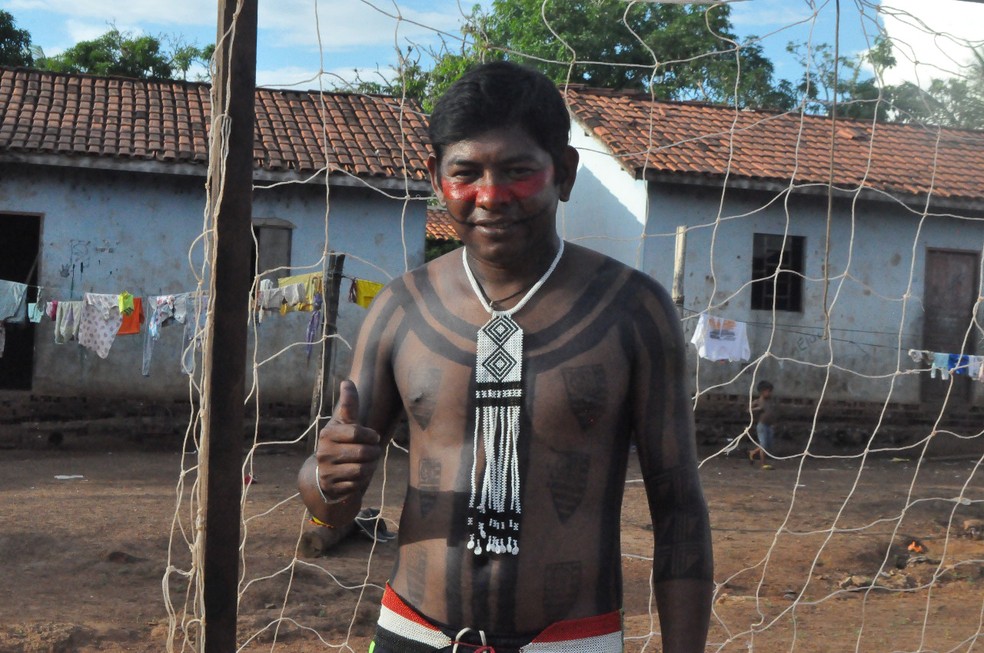 O índio flamenguista Kranhtum pintou o corpo com escudos do Flamengo (Foto: Divulgação / Michel Anderson / Ascom Seel)