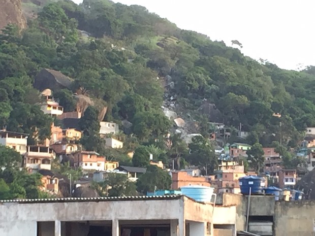 Pedras rolam em morro de Vila Velha (Foto: Cleberson Trancozo Bandi/ VC no ESTV)