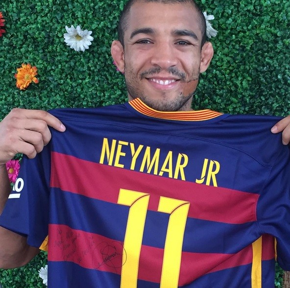 José Aldo exibe camisa dada por Neymar