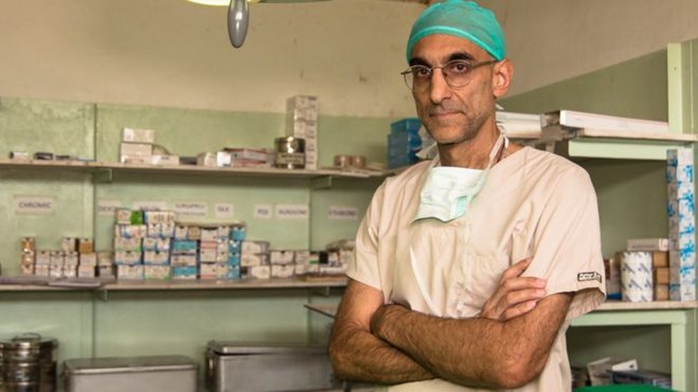 Em hospital no Sudão, o médico amerciano Tom Catena chegava a atender 400 pacientes por dia  (Foto: Divulgação/ BBC)