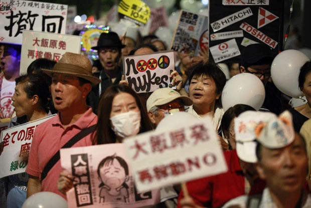 Manifestantes antinucleares protestam nesta sexta-feira (14) em frente à casa do premiê Yoshihiko Noda em Tóquio (Foto: Reuters)