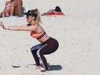 De barriga de fora, Danielle Winits se exercita em praia do Rio