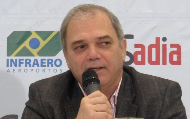 Paulo Wanderley Teixeira, presidente da Confederação Brasileira judô desembarque londres 2012 olimpiadas (Foto: Rodrigo Faber/ Globoesporte.com) Paulo Wanderley Teixeira, presidente da Confederação Brasileira judô desembarque londres 2012 olimpiadas (Foto: Rodrigo Faber/ Globoesporte.com)