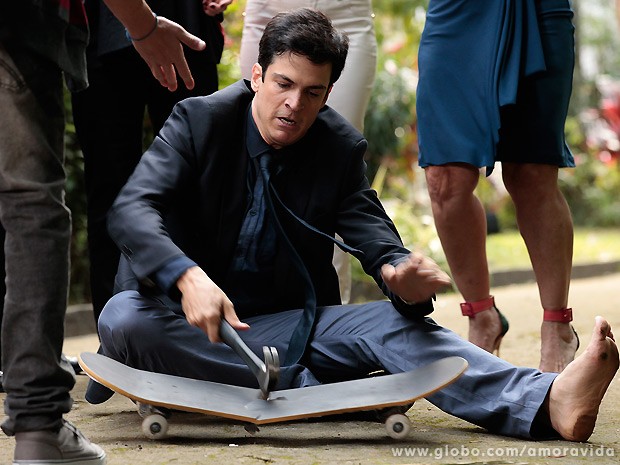 Félix pega o martelo e destrói o skate do filho, que grita com o pai... (Foto: Amor à Vida / TV Globo)